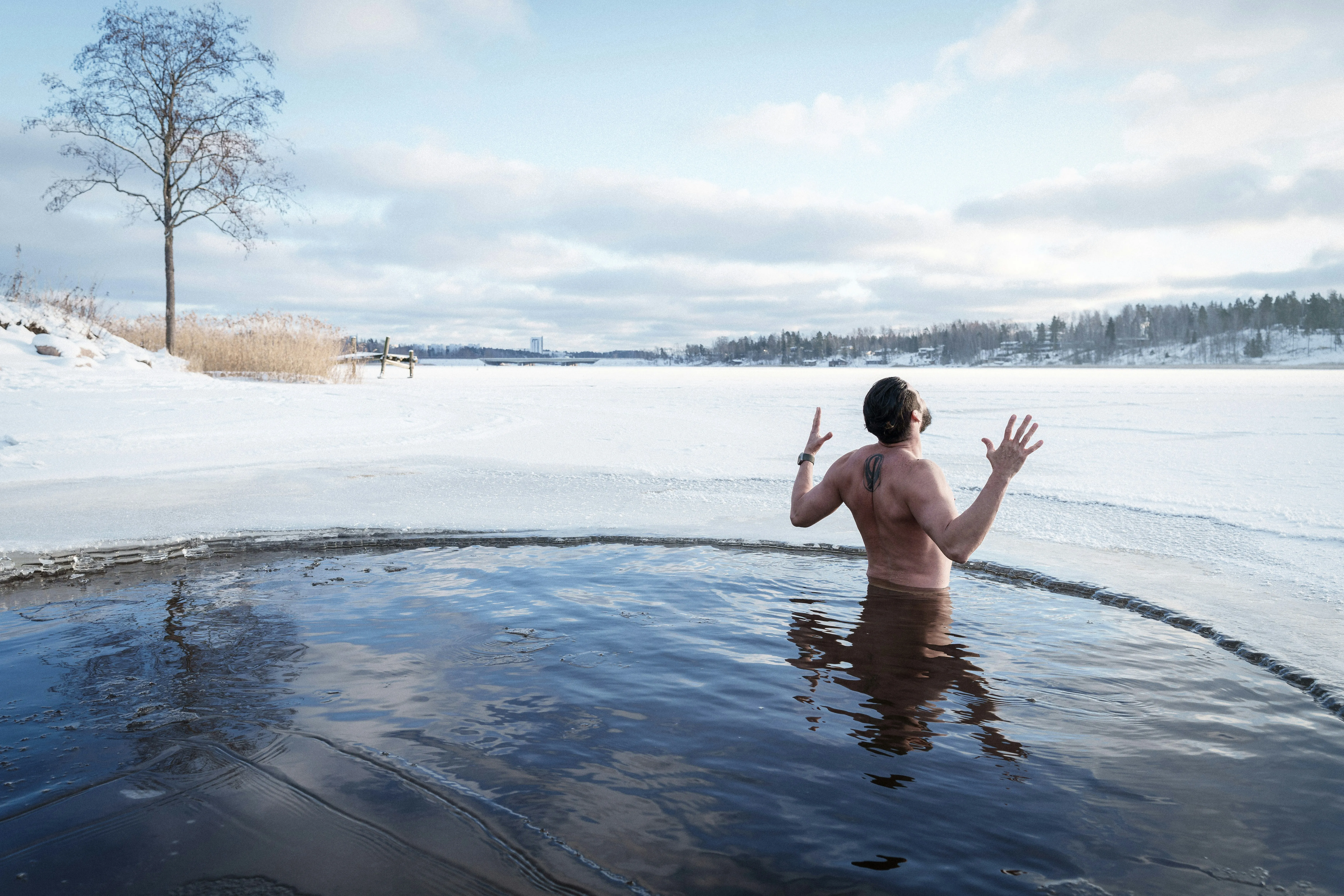 Silhouette immergée dans une eau glacée, symbole du froid contrôlé utilisé en cryolipolyse